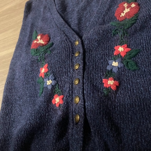 ✨ 80’s Vintage Embroidered Floral Button-Front Sweater Vest ✨ - Picture 3 of 5